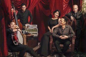 女歌手美玲與“2018年美玲演唱會”舉辦小組。（照片由藝人提供）