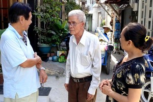 在民運工作中，聶大叔（中間）一向都以真誠、情理為關鍵因素。