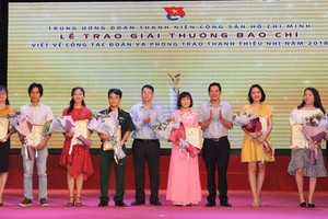 共青團中央書記阮玉良向得獎者頒發獎狀。（圖源：平明）