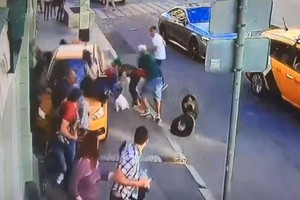 監視器畫面上，一輛黃色計程車突然從前方竄出，直接撞向人行道上的路人，場面十分驚悚，這起事件發生在俄國首都莫斯科，而且距離世界盃球場不到200公尺。（圖源：視頻截圖）