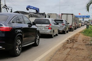 隆安省 BOT 收費站首日局部堵塞。（圖源：黃南）