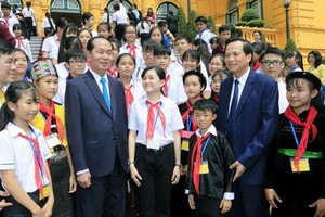 國家主席陳大光與兒童交談。（圖源：顏創）