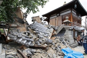 在日本大阪府茨城市，一座廟宇的大門因地震而倒塌。（圖源：互聯網）