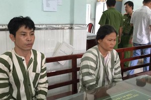 被扣押在派出所的2名嫌犯黎仲義（左）和范氏秋水。（圖源：廷草）