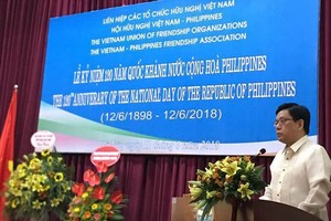 菲律賓駐越南大使Noel Servigon在紀念會上發言。（圖源：KL/DANGCONGSAN.VN）