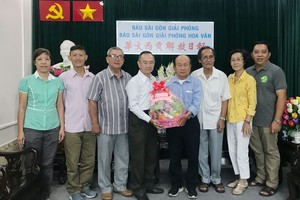 市書法會代表團向本報祝賀。