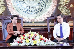 國會主席阮氏金銀與薄寮省委書記阮光陽交換意見。（圖源：VOV）