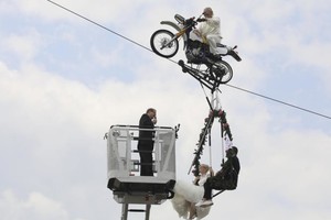 當天，一名牧師站在消防梯上的架子上，為巴克豪斯和克諾爾主持了婚禮。（圖源：互聯網）