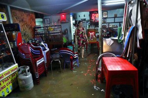 考察結果顯示，每家民戶每年被水淹的損失為129萬元，商販為134萬元。圖為某一第七郡民房5月19日傍晚受暴雨影響造成嚴重浸水。（圖源：友科）