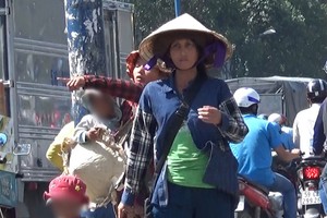 負責接送、監視及收錢的女子。