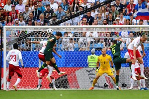 丹麥(白衣)-澳大利亞握手言和。