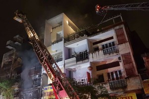 消防隊採用雲梯消防車奮勇滅火，控制火勢蔓延。（圖源：文珠）