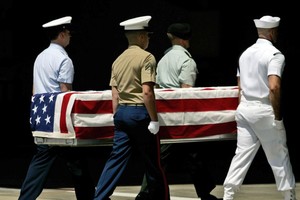 美國總統當地時間20日稱，朝鮮已歸還200具朝鮮戰爭時期的美軍遺骸。圖為美軍2007年4月接收朝鮮歸還的韓戰美軍遺骸。（圖源：AP）