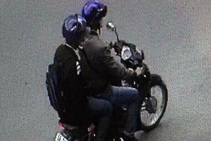 視頻監控拍下兩名青年乘騎摩托車、穿牛仔褲、運動鞋和帶上口罩，形跡可疑。（圖源：監控視頻截圖）