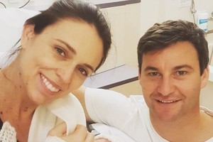 新西蘭女總理阿德恩在Instagram上載一家三口的合照。（圖源：Instagram）