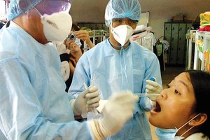 醫生在為疑似甲流病人作檢查。