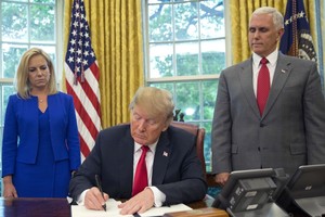 美國總統特朗普當地時間20日在白宮簽署一項行政命令，暫時緩解非法入境者與未成年子女強制分離的危機。（圖源：AP）