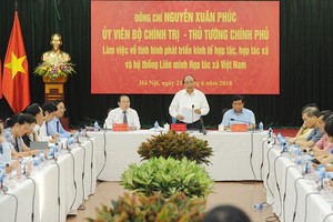 政府總理阮春福(中)在會議上發表講話。（圖源：陳海）