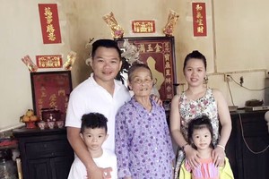 作者與妻兒去年回鄉探望十姑婆。