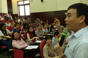 高考監考工作培訓一瞥。（圖源：維清）