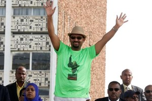 在埃塞俄比亞首都阿迪達斯·阿巴巴總理阿維·艾哈邁德參加的集會發生爆炸事件。 爆炸發生後，總理艾哈邁德被警衛帶出集會現場。（圖源：路透社）