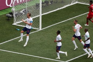 英國球員慶祝勝利。