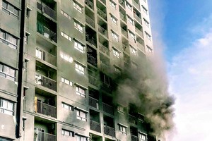 昨(24)日下午，舊邑郡范文昭街I-Home公寓發生火警，從6樓冒出濃煙。（圖源：孟陲）