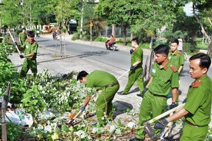 綠色行軍志願者清掃街道。