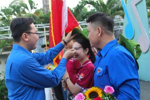 共青團郡委常務副書記吳明哲贈送帽子和鮮花鼓勵志願者。