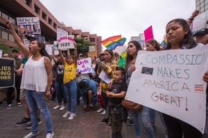 示威者手持標語牌抗議零容忍政策。（圖源：互聯網）