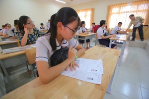 考生辦理考試手續。