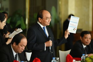 阮春福總理向國際朋友介紹越南經濟成果。（圖源：光孝）