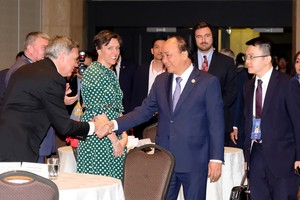 阮春福總理與加拿大企業家交談。