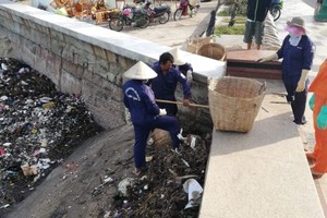 頭頓市海岸清潔工人們在清理海灘垃圾。（圖源：玉江）