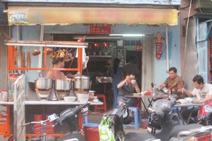 住在我家右邊的屋主叫紅姐，她將自己屋前的地方租給人開粉麵檔。（示意圖源：互聯網）