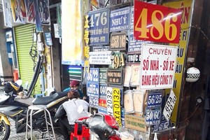 想訂製假車牌的人很輕易就能找到這些服務供應商。