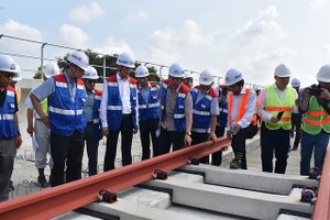 阮德堅副主任與工作團前往考察本市濱城-仙泉都市地鐵1號線路系統。（圖源：佐林）