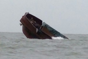運載冷凍水牛肉的中國“桂北0345”號貨輪在芒街海域沉沒。（圖源：CTV）