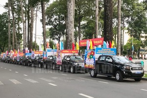 圖為第五郡宣傳鼓動車隊遊行呼籲加強防範吸毒。（圖源：市黨部新聞網）