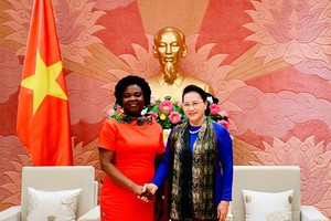 國會主席阮氏金銀（右）接見世界銀行亞太地區副主席維多利亞‧克瓦。（圖源：戰勝）