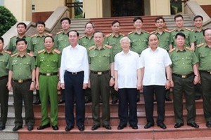 黨政領導與中央公安黨委常務處合影。（圖源：越通社）