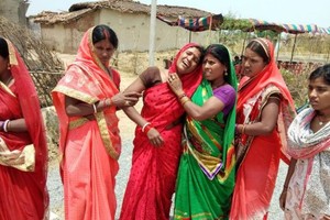 印度被評為對女性最危險國家。圖為五月印度賈坎德邦一名16歲少女被姦殺，家人傷心痛哭。（圖源：Getty Images）