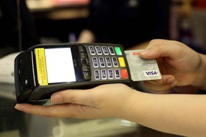 客戶務須注意拖欠信用卡費用可能被列入債務。