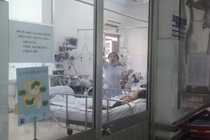 某一甲型H1N1流感患者在大水鑊醫院隔離病房接受治療中。（圖源：越通社）