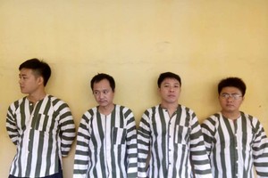 被警方拘留的涉嫌參與網絡賭球之嫌犯。（圖源：南豐）