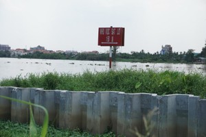 守德郡協平福坊7號街末端的坍塌處已建起護坡墻。（圖源：勞動者報）