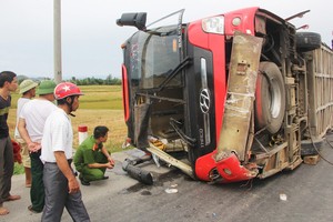 事故現場，客車側翻在路旁，導致2人死亡，至少6人受傷。（圖源：尹和）