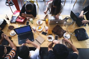 由黎玄羽商領隊的Seeder工作組可隨意在任何一咖啡館裡“上班”。