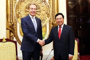 政府副總理、外交部長范平明（右）接見世界經濟論壇(WEF)主席布倫德。（圖源：VGP）