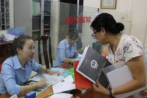 民眾在晚上到守德郡靈中坊辦理證件公證手續。